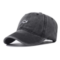 Casquette en coton noir délavé avec smiley brodé blanc sur un fond blanc épuré pour le sport - Lavage Distressed (Smile Face) / Noir