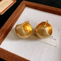 Minimalistische vintage geometrische gouden oorringen met matte geborstelde afwerking - Oorbakje / Goud