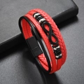 Dettaglio del bracciale multistrato in pelle intrecciata rossa e nera con segno infinito - Rosso