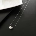 Eleganter polierter silberner Bohnen-Anhänger an einer Halskette auf minimalistischem Grund - Silber Groß (Anhänger ca. 13*10mm)