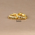 Nahaufnahme der goldfarbenen S925 Silber-Creole mit schwarzem Zirkonia und 5mm Markierung - 5mm Gold Schwarz Strass (E1014-5mm)