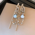 Dettaglio degli orecchini a nappa con strass scintillanti e cristalli blu a goccia d'acqua - Oro-Bianco (Perno in Argento 925)