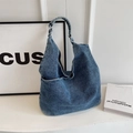 Borsa tote in denim blu con ampio scomparto e finiture argentate su fondo bianco - Blu