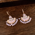 Dettaglio orecchini a ventaglio dorati con perline rosa e nappe su vassoio di legno - Oro-Rosa