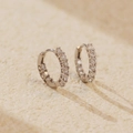 Orecchini huggie in argento S925 con una fila di scintillanti zirconi bianchi tondi - Argento 925 / Oro Bianco