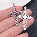 Pendaglio a croce in argento vintage con motivi traforati tenuto in mano - Croce-21x38mm