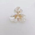 Détail de pétales de nacre blanche avec des perles et des branches dorées en strass - Trois Pétales Perle Blanche