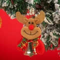 Dettaglio di una renna in feltro con campanello dorato appesa all'albero di Natale innevato - Renna con campanello aperto