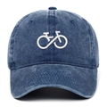 Gros plan de la broderie vélo sur une casquette de baseball en denim bleu délavé - Taille unique / Bleu marine