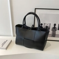 Bolso tote tejido negro clásico con asas dobles y elegante cierre de lazo superior - Negro