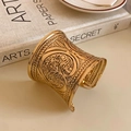 Detalle macro del brazalete dorado vintage con motivos florales en relieve ornamentados - Estilo De Patrón De Voluta En Relieve Vintage / Dorado (Brazalete Individual)