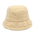 Détail de la texture en laine d'agneau blanc crème sur un chapeau bob d'hiver douillet - M(56-58cm) / Poche zippée