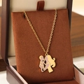 Collier avec pendentif silhouette mère-enfant dorée et émail rose sur un écrin en velours - Style patchwork bicolore étreinte mère et enfant (KN292743-Z)