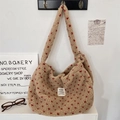 Plüschige Beige-Einkaufstasche mit rotem Herz, große Fleece-Schultertasche für Herbst Winter - Herzchenmuster / Beigerot