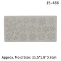 Molde de silicona con copos de nieve blancos de varios tamaños para tartas navideñas - Gris