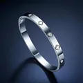 Dettaglio del bracciale in acciaio inossidabile argento con motivi a quadrifoglio e zirconi - Argento