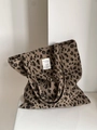 Dettaglio della borsa tote in velluto a coste leopardato con etichetta tessuta animale - Leopardo Marrone