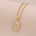 Détail du pendentif en or 18K avec incrustation de nacre et gravure de la lettre X - Lettre X