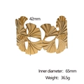 Detalle del brazalete abierto de hoja de ginkgo bañado en oro 18K con medidas de 65mm - Abierto Ajustable / Dorado