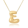 Gepolijste gouden ketting met E-letter hanger in bubble design op witte achtergrond - E (D1013)