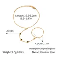 Detail van gouden handketting met drie ronde groene zirkonia-stenen ingelegd - Vergulde Groene Zirkonia Slaaf Stijl (YYB025057)