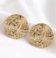 Détail macro de boucles d'oreilles rondes dorées en acier avec texture martelée irrégulière - Hammered Round Charm Style / Doré
