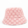 Detail eines rosa-cremefarbenen Woll-Fischerhuts mit weicher Stricktextur und Karomuster - M (56-58cm) / Rosa