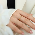 Elegante gouden titanium ring met gekleurde rechthoekige kristallen aan de vinger - US 7 / Goud