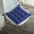 Detalle de cojín para silla azul marino con acolchado de nueve puntos y lazos de fijación - Azul zafiro