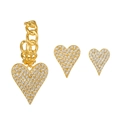 Dettaglio del set di gioielli a cuore dorato con zirconi sulle orecchini a catena - Set da 3 Pezzi Cerchio a Cuore / Oro