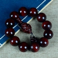 Bracciale in legno di sandalo rosso lucido con testa di creatura mitica intagliata - Stile Dio della Ricchezza (12 Grani) / 20mm