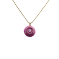 Dettaglio di un ciondolo occhio del diavolo rosa con gemme colorate su catena oro - Viola