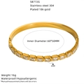 Detailansicht des 18K vergoldeten Edelstahlarmreifs mit rechteckigen Zirkonia-Steinen - Gold Rechteckiger Zirkon Stil (SB772G)