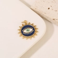 Detailansicht eines 14K vergoldeten Sonnenaugen-Anhängers mit blauem Emaille - Sonne Böser Blick (H-7319) / 14K Gold