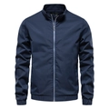 Giacca bomber vintage blu navy da uomo con collo alto e orlo a costine su sfondo bianco - Blu navy