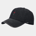 Dettaglio del ricamo a rosa rossa su un cappello da baseball in denim nero lavato - Regolabile / Nero