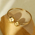 Bracelet jonc irrégulier en acier inoxydable doré sur un support en pierre - Bracelet Double Boule (NMSB-E239-1 Or)