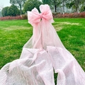 Dettaglio di un grande fiocco rosa in tessuto plissettato per decorazioni nuziali all'aperto - 47cm*180cm / Rosa