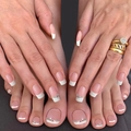 Set de uñas postizas francesas para manos y pies con base rosa y detalles de pedrería - Estilo Rosa Nude Con Borde Blanco y Diamantes de Imitación (Serie 04)