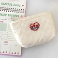 Gesteppte herzförmige Kosmetiktasche in Creme mit roter Stickerei auf Notizbuch - Tulpe