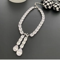 Collier logo NY argenté avec cristaux de zircon carrés et en forme de goutte d'eau - Collier Goutte d'Eau en Zircon Artisanat Lourd