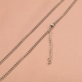 Silberne 3mm Edelstahl-Panzerkette mit Karabinerverschluss auf rosa Stoffhintergrund - 3mm (45+5cm) / Mit Wassertropfen-Anhänger / Stahlfarbe