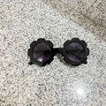 Detail of flower-shaped children's sunglasses with thick black frames and dark lenses - Glossy Night Black