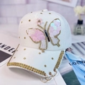 Casquette de baseball blanche avec sequins papillon, perles et anneaux en métal - Réglable / Style de Tissu Papillon Blanc avec Anneaux