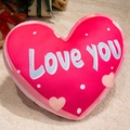 Cuscino di peluche a cuore rosa scuro con ricamo Love You su un tappeto beige - Ti Amo Per Sempre / 40CM