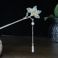 Hanfu Haarnadel mit hellgrünen Blütenblättern, goldener Quaste und Perlendekor - Hellgrüne Blütenblätter Strass Künstliche Perle Quaste Haarstab (1285)