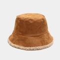 Détails de la texture du bob en velours côtelé marron avec bordure en fausse fourrure - Camel