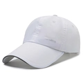 Weiße schnelltrocknende Sport-Basecap mit langem Schirm und SPORTS-Logo in 45-Grad-Ansicht - Verstellbar / Weiß