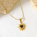 Collier soleil doré avec pendentif cœur noir présenté sur un support en pierre sobre - Style Rayon de Soleil Doré (291)