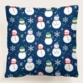 Detail van kerstkussenhoes met feestelijke sneeuwpop- en sneeuwvlokpatronen op blauwe stof - 45x45 cm / Stijl 4-Kerstsneeuwpop